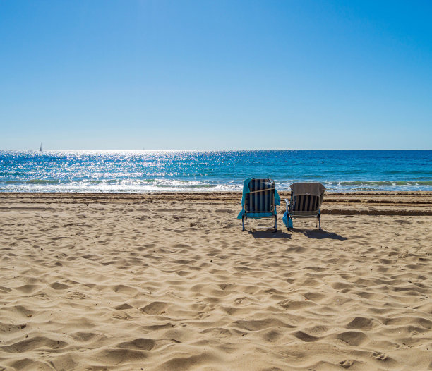 海滩边的沙发景色很美图片下载