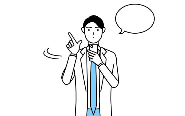 一个穿着白大褂的男医生正在操作智能手机。图片下载