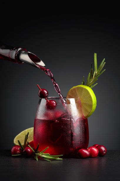 蔓越莓鸡尾酒配以浆果、青柠和迷迭香。图片下载