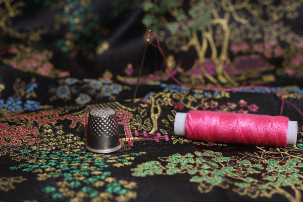 粉红色的线和顶针在Vintage中国丝绸图片下载