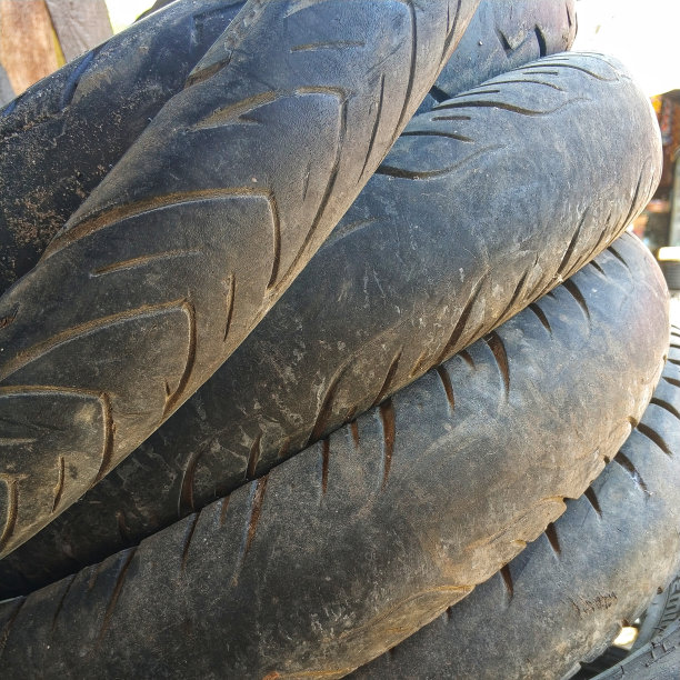 在轮胎补丁服务的旧轮胎视图图片下载