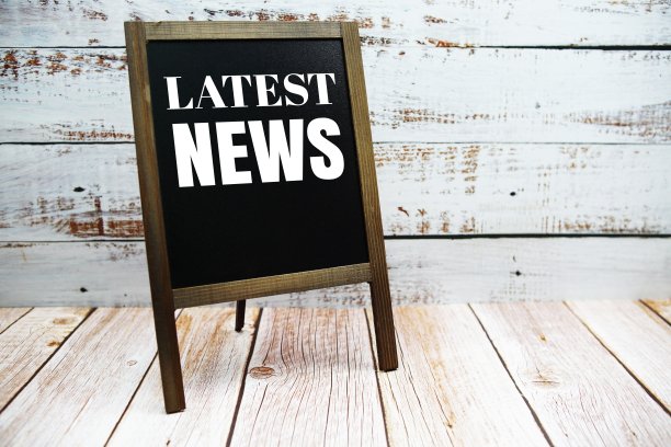 最新新闻词在黑板上站在木制背景图片下载