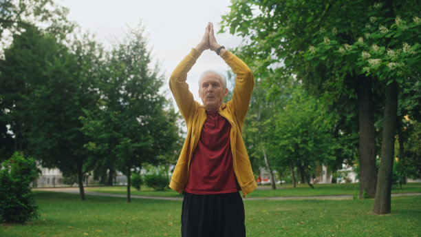 老人深呼吸，公园练瑜伽，养生养生图片下载