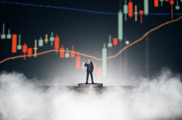 站在比特币上的商人形象。比特币挖矿概念。图片下载