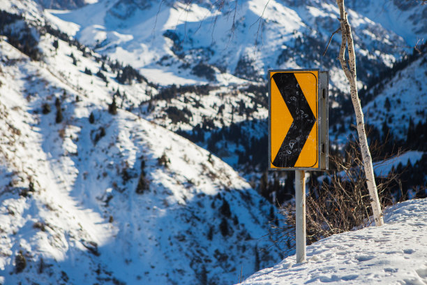山路上标志着危险的蛇形转弯图片下载