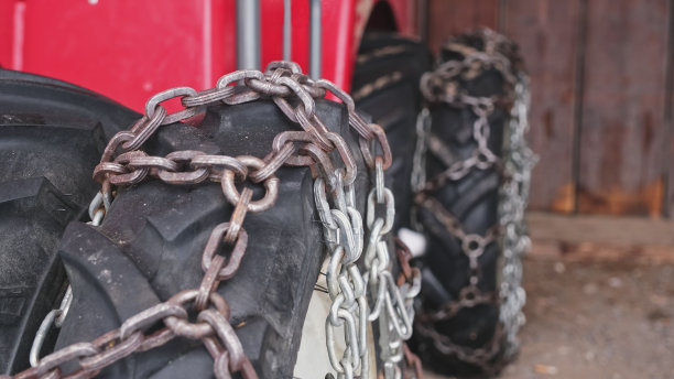卡车车轮与雪轮胎链安装的安全性和改善抓地力结冰的道路图片下载