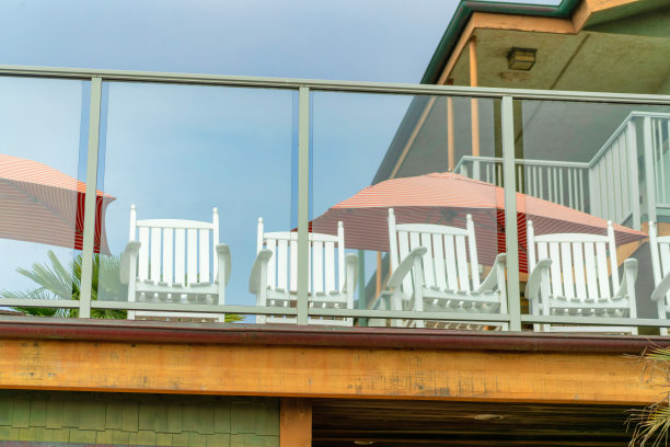 阳台上有游泳池和露台椅子图片下载