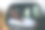 一名非裔美国男子在公路旅行时看着汽车的后视镜。微笑的黑人男子享受周末，戴着太阳镜在一辆车里旅行图片下载
