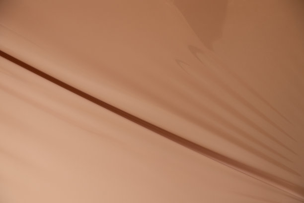 公寓的米色拉伸天花板作为背景图片下载