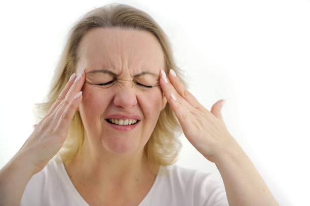 严重头痛偏头痛妇女手牵手太阳穴闭眼皱额嘴半开在肉病感冒冠状病毒后果白底药治愈恢复图片下载