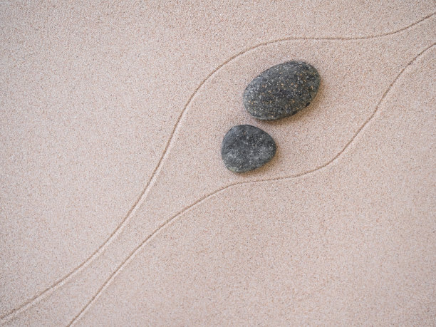 禅宗花园平静符号自然，线条图案纹理日本沙滩背景，设计佛教水疗冥想，沙漠平衡抽象。健康、灵性、精神曼荼罗的概念图片下载