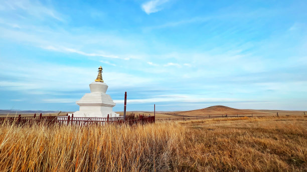 内蒙古草原下的白塔图片下载