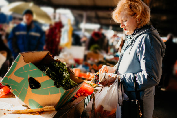 市场上的一位老妇人图片下载