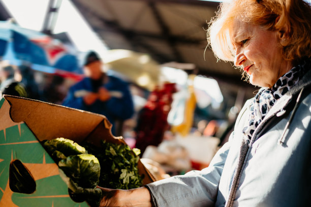 市场上的一位老妇人图片下载