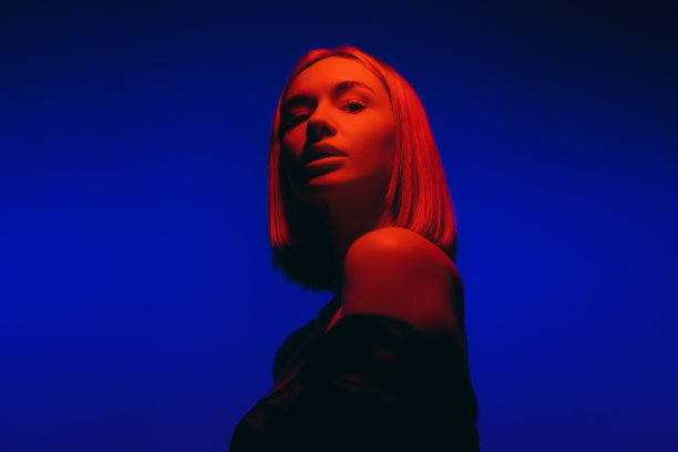 蓝色背景的金发女郎图片下载