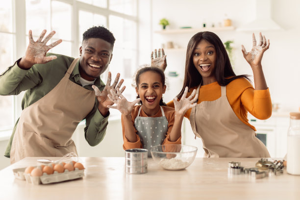 黑人烘焙家庭在厨房里玩着咆哮的脸图片下载