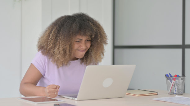 紧张的年轻非洲妇女工作在笔记本电脑愤怒图片下载