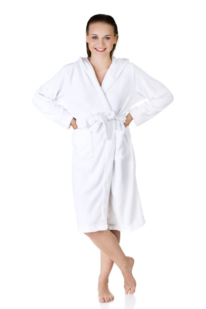 穿着浴袍的年轻女子图片下载