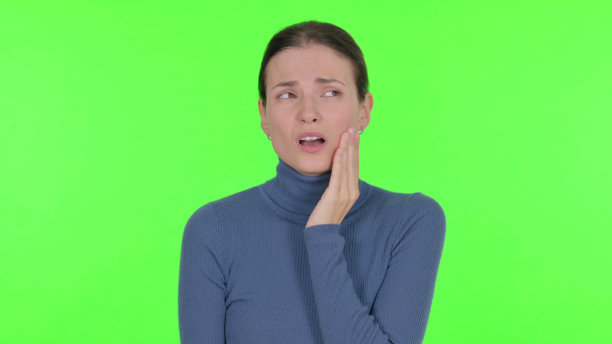 绿色背景下有牙痛的美女图片下载