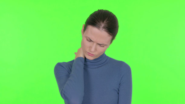 美丽的女人脖子疼的绿色背景图片下载