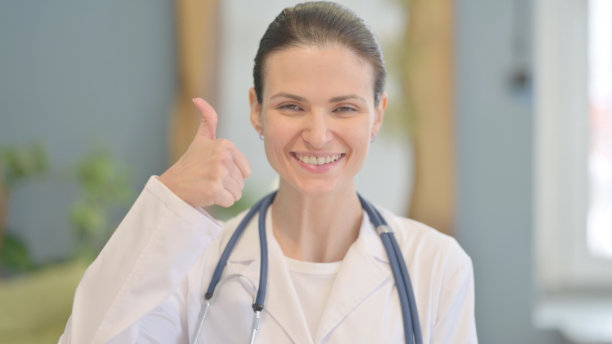 女医生竖起大拇指的肖像图片下载