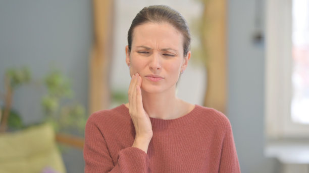 生病的美丽女人的肖像牙痛，感染图片下载