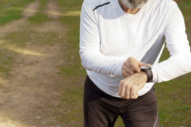 一个人带着智能手表在野外训练图片下载