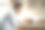 年轻的亚洲男子坐在厨房柜台看手机图片下载