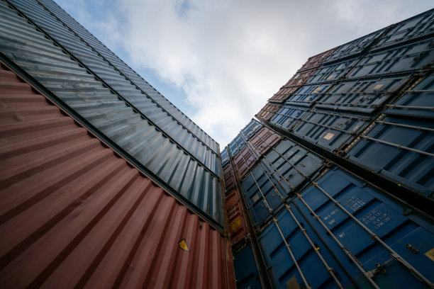 从地面上看，用于海外运输的集装箱高堆叠。物流供应链管理与国际货物出口概念。图片下载