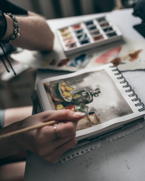 年轻的红发女艺术家用水彩画图片下载