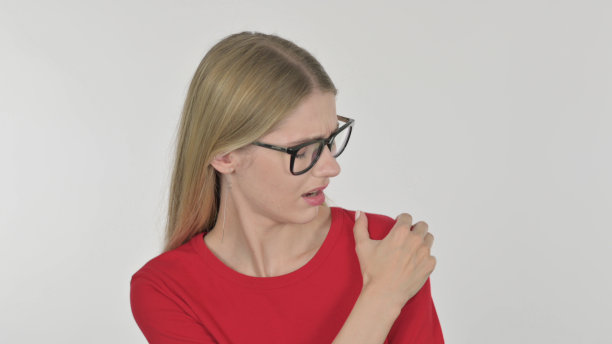 白色背景上肩痛的年轻女子图片下载