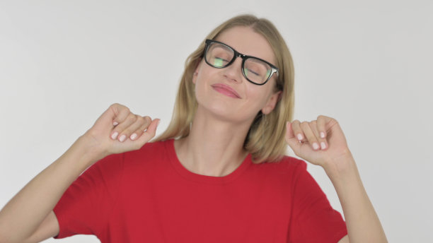 年轻女子在白色背景上快乐地跳舞图片下载