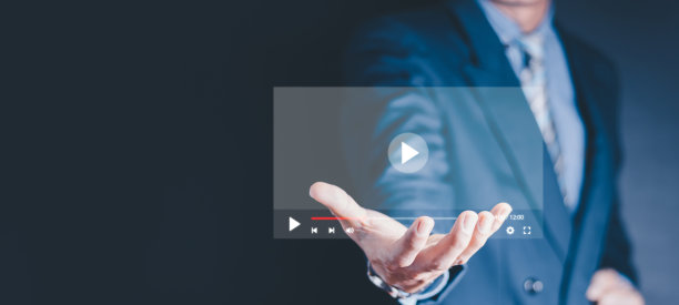 在线流媒体观看视频的互联网全息概念在人的手。图片下载