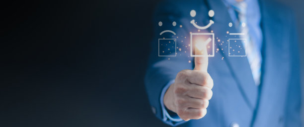 客户服务评价最佳优秀企业评价体验理念。微笑的男子使用智能手机，并按下面部表情满意地微笑在虚拟触摸屏上。图片下载