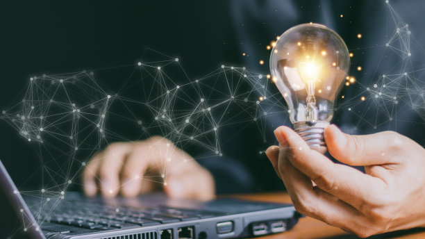 商人触摸一个明亮的灯泡。概念的想法，提出新的想法伟大的灵感和创新新的开始。图片下载