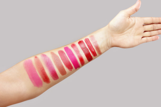 女士正在测试不同的口红和粉底，展示色板图片下载