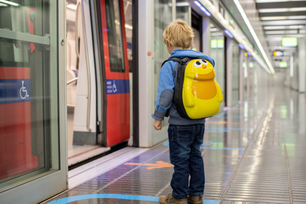 孩子们，清晨乘坐地铁，空荡荡的列车，巴塞罗那图片下载