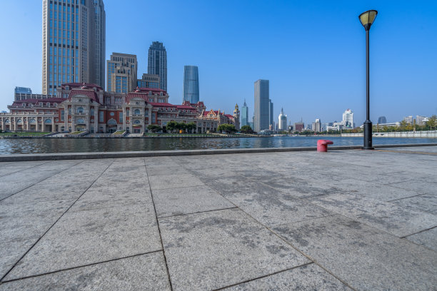 蓝天下的空地板和城市天际线，天津，中国图片下载
