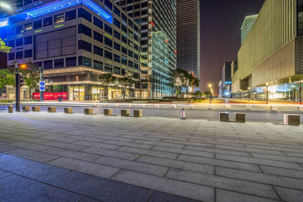 空砖地板与城市景观和天际线图片下载