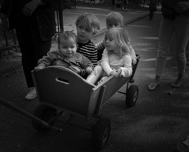 孙儿推着手推车图片下载