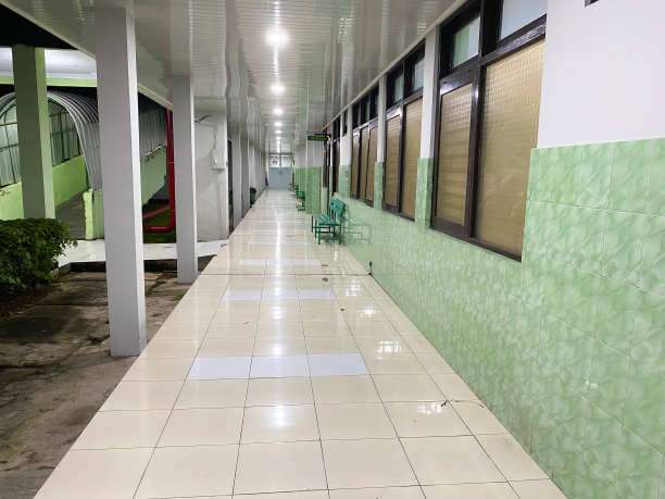 在望加锡市的医院走廊里，夜晚空旷、孤独、寂静图片下载