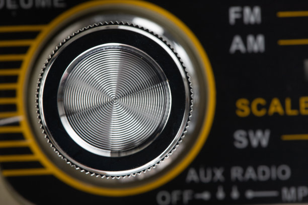 复古风格的收音机，棕色木箱，调节旋钮和波标图片下载