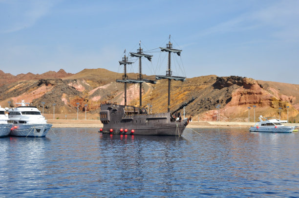 沙姆沙伊赫海岸附近的海盗船（埃及红海）图片下载