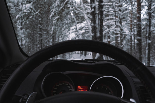 透过挡风玻璃看到的冬季森林风景图片下载