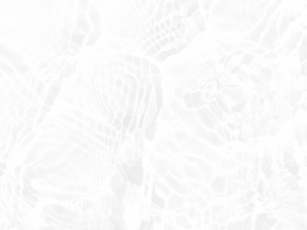 离焦模糊透明白色清晰平静的水面纹理与飞溅和气泡。潮流抽象的自然背景。水波在阳光下复制空间。白水闪耀图片下载