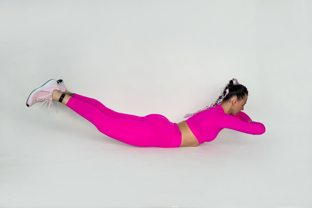 年轻健康的女孩在体育馆做伸展运动。图片下载