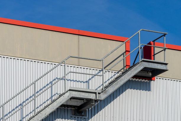 工厂大楼的消防通道在天空下的低角度视图图片下载