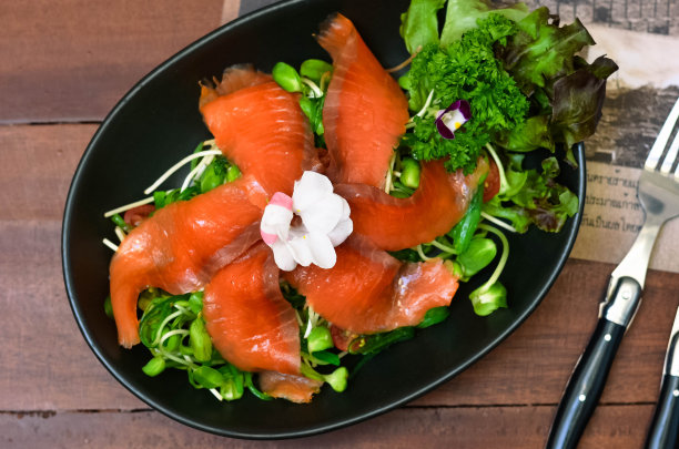 新鲜三文鱼沙拉配黄瓜籽和生菜豆芽番茄配沙拉酱和香油酱配花图片下载