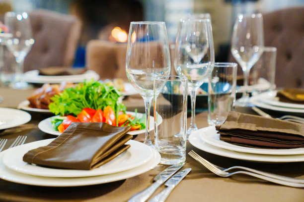 备有点心和餐具的节日餐桌。图片下载