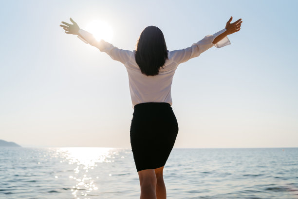 在海滩上感到轻松的年轻女子图片下载